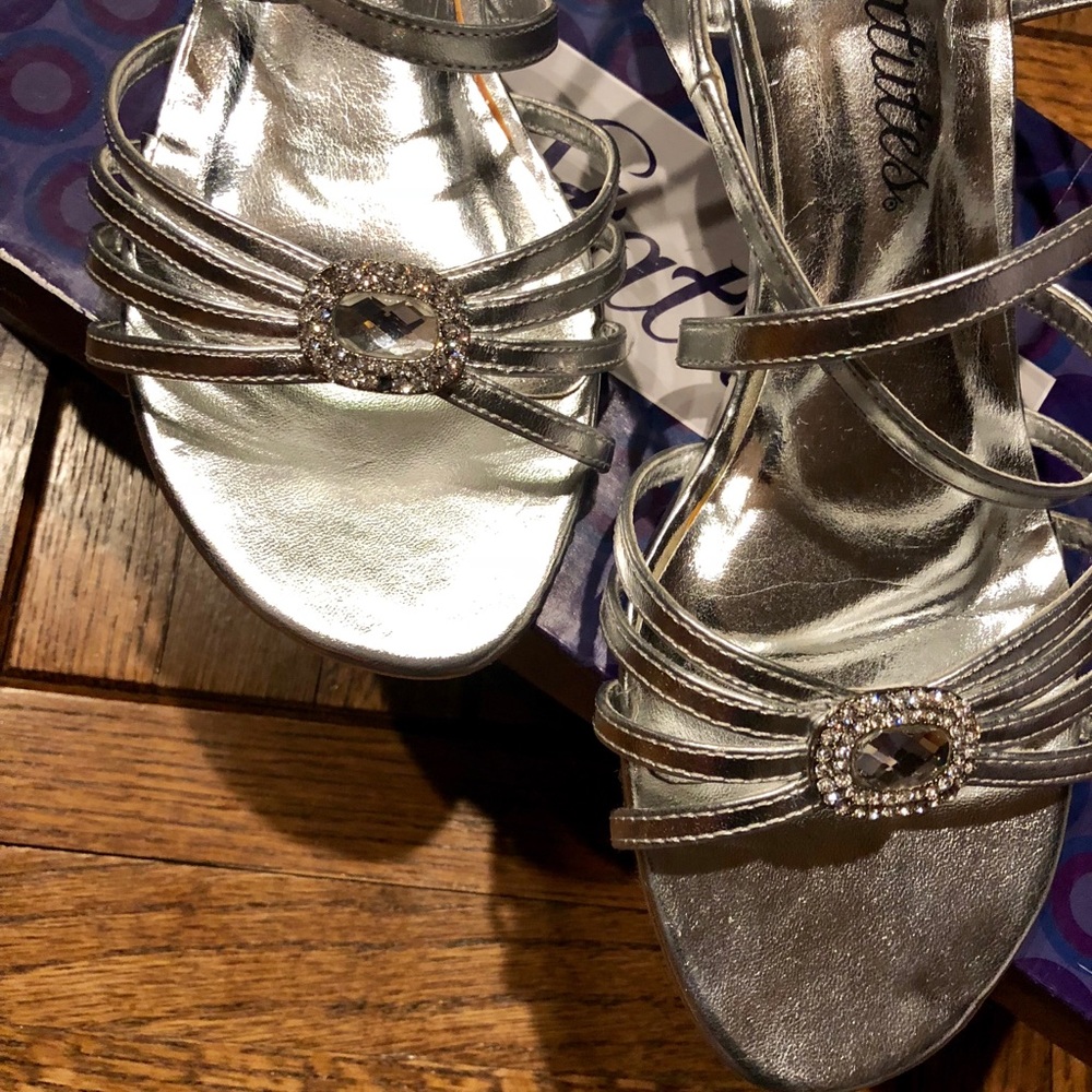 Strattutes Excellent Condition Silver Sandler’s - Picture 3 of 4